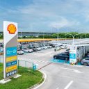 Shell heeft op circa 2,5 kilometer van het vliegveld van de Chinese miljoenenstad Shenzhen een giga-snellaadplein geopend met 258 openbaar toegankelijke snellaadpunten. Het is niet alleen het grootste snellaadplein van Shell ter wereld, het biedt ook een Shell Café en Shell Car Wash.